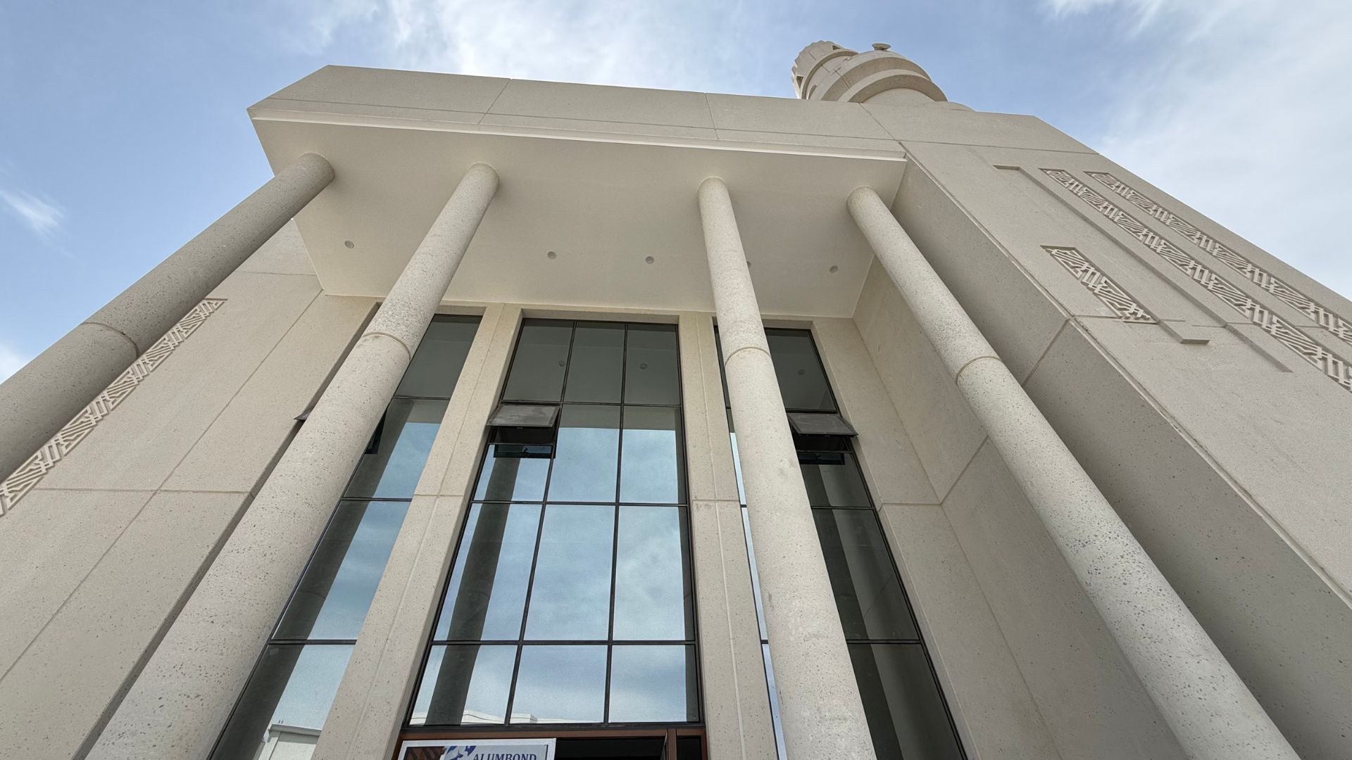 A'ali Mosque — precast façade and minaret